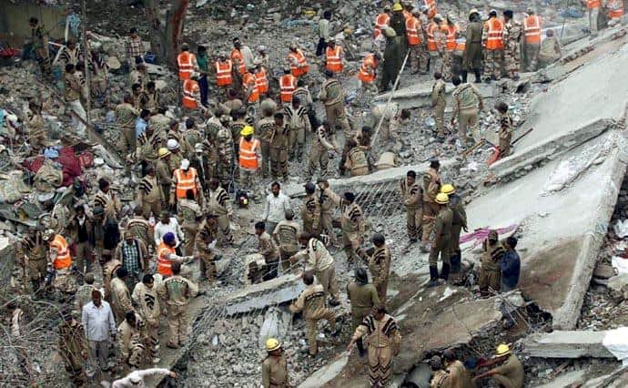 Dera Sacha Sauda Volunteers Helping Victims Of Building Collapsed In Laxmi Nagar, Delhi