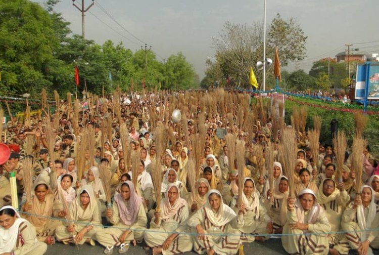 Cleanliness Earth Campaign in Noida, U.P. on 13th April 2013