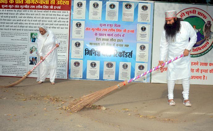 Revered Guru Ji Inagurated 21st Mega Cleanliness Earth Campaign at Jantar Mantar,  New Delhi