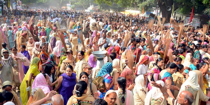 Revered Guru Ji Inagurated 21st Mega Cleanliness Earth Campaign at Jantar Mantar,  New Delhi