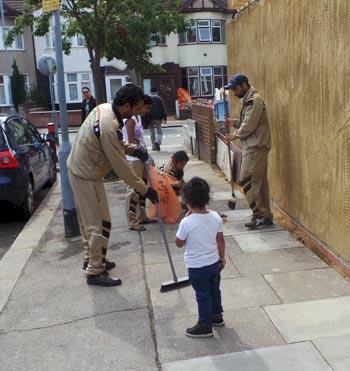 Dera Sacha Sauda Volunteers Launch Cleanliness Drive in London, UK