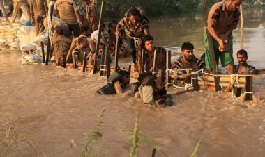 Fueled by the spirit to serve mankind, 2000 Dera Sacha Sauda volunteers forge a 20-feet deep sandbag embankment in the Ghaggar River to save flood victims